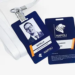 Crachá personalizado em PVC com cordão branco, presilha metálica, foto do funcionário e impressão corporativa para identificação empresarial.