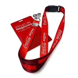 Credencial para evento com cordão personalizado vermelho, impressão colorida, trava de segurança e mosquetão metálico para identificação de participantes.