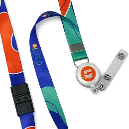 Cordão para crachá personalizado com estampa colorida, trava de segurança e ioiô retrátil metálico para identificação profissional em eventos.