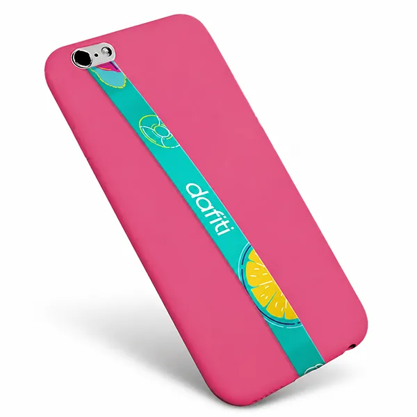 Cordinha para celular personalizada aplicada em capinha rosa, com impressão colorida e acessório de segurança para segurar o smartphone.